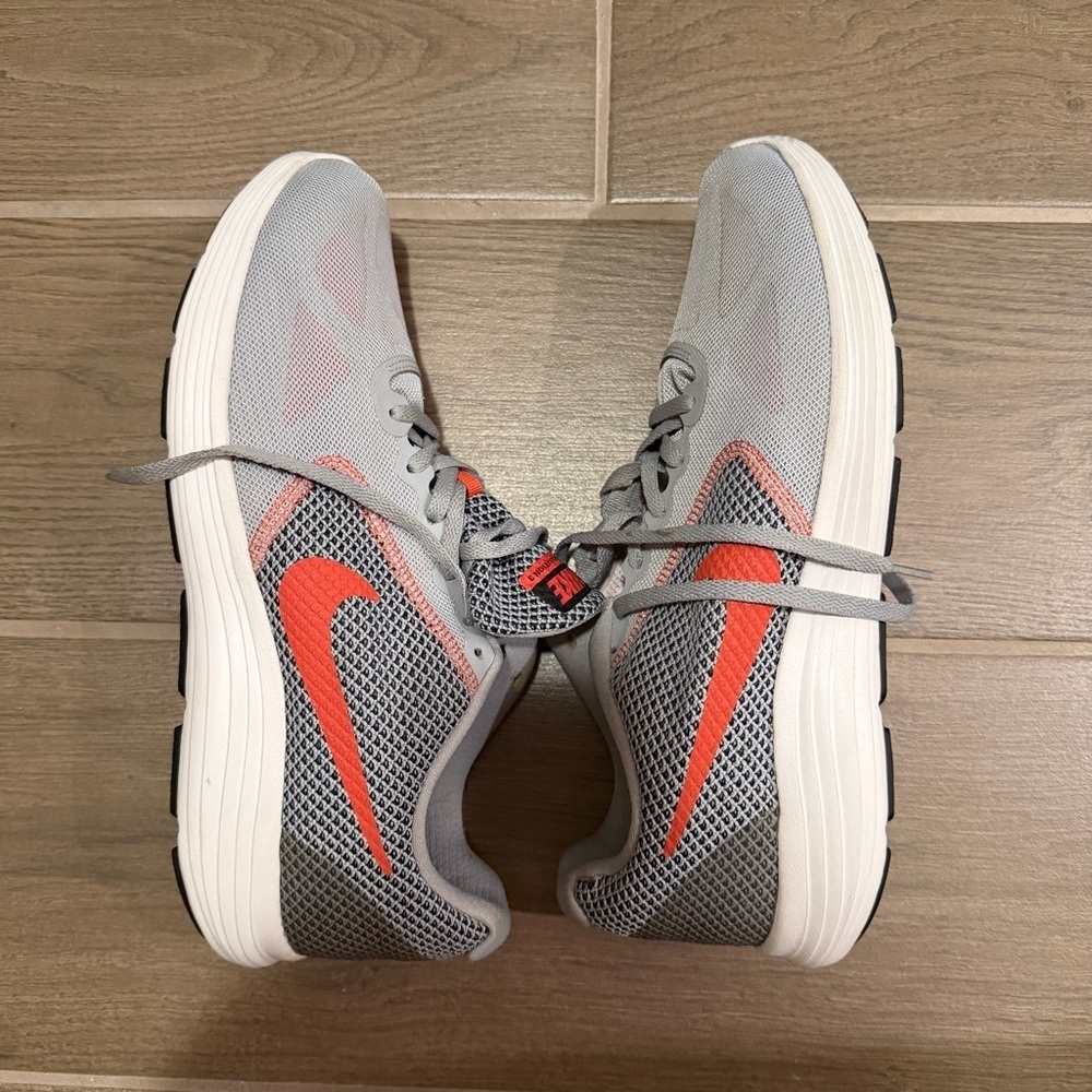 Nike Men’s Revolution 3 GS Gray Athletic Running Shoes Orange Swoosh sz US 10 - Picture 4 of 8